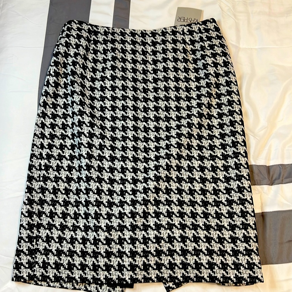KASPER Black and White “Plaid” Designed Pencil Skirt
